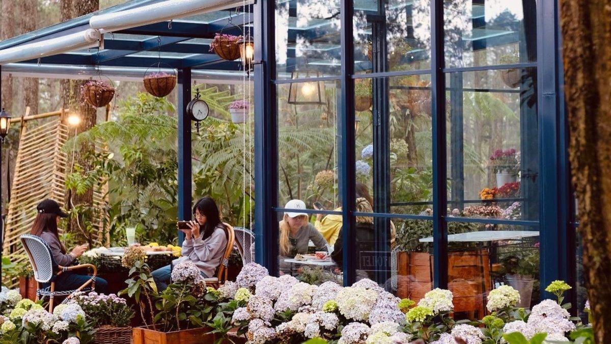 Suasana kafe yang ada di Orchid Forest Cikole Lembang