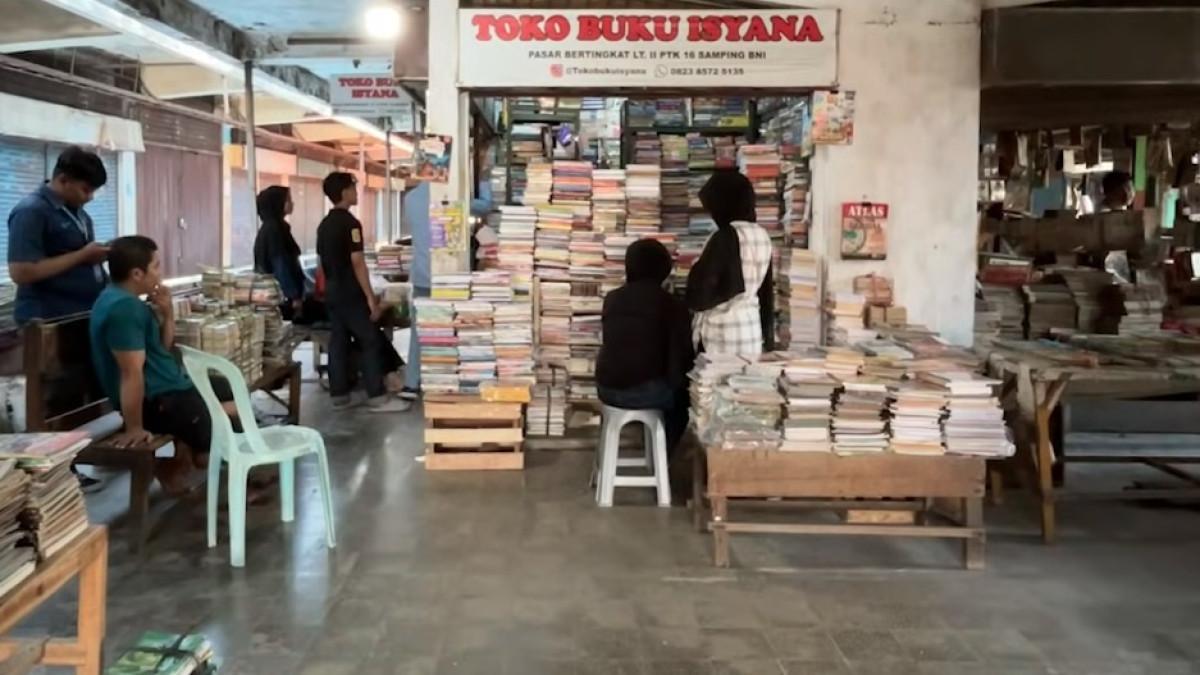 Suasana lantai dua Padang Teater yang tenang membuat pengunjung leluasa memilih buku.