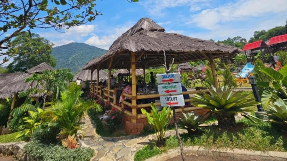 Suasana makan di saung Kampoeng Koneng Sentul.