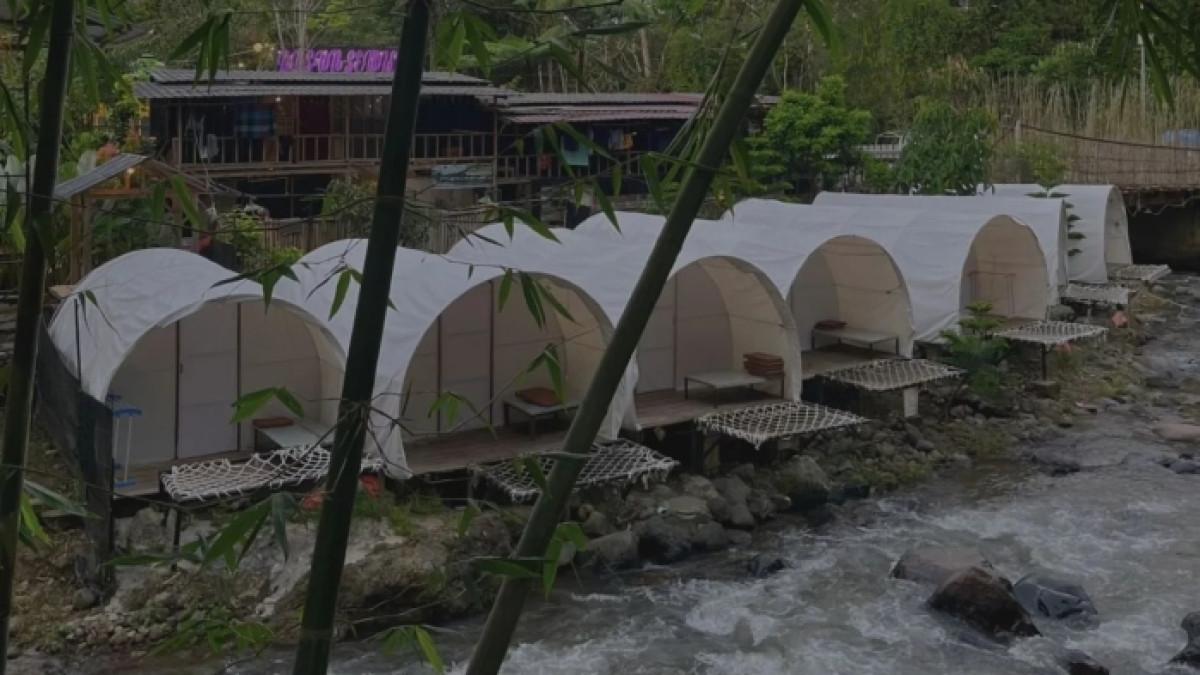 Suasana malam di Dusun Camp Riverside Kecamatan Dempo Utara, Kota Pagar Alam, Sumatera Selatan.