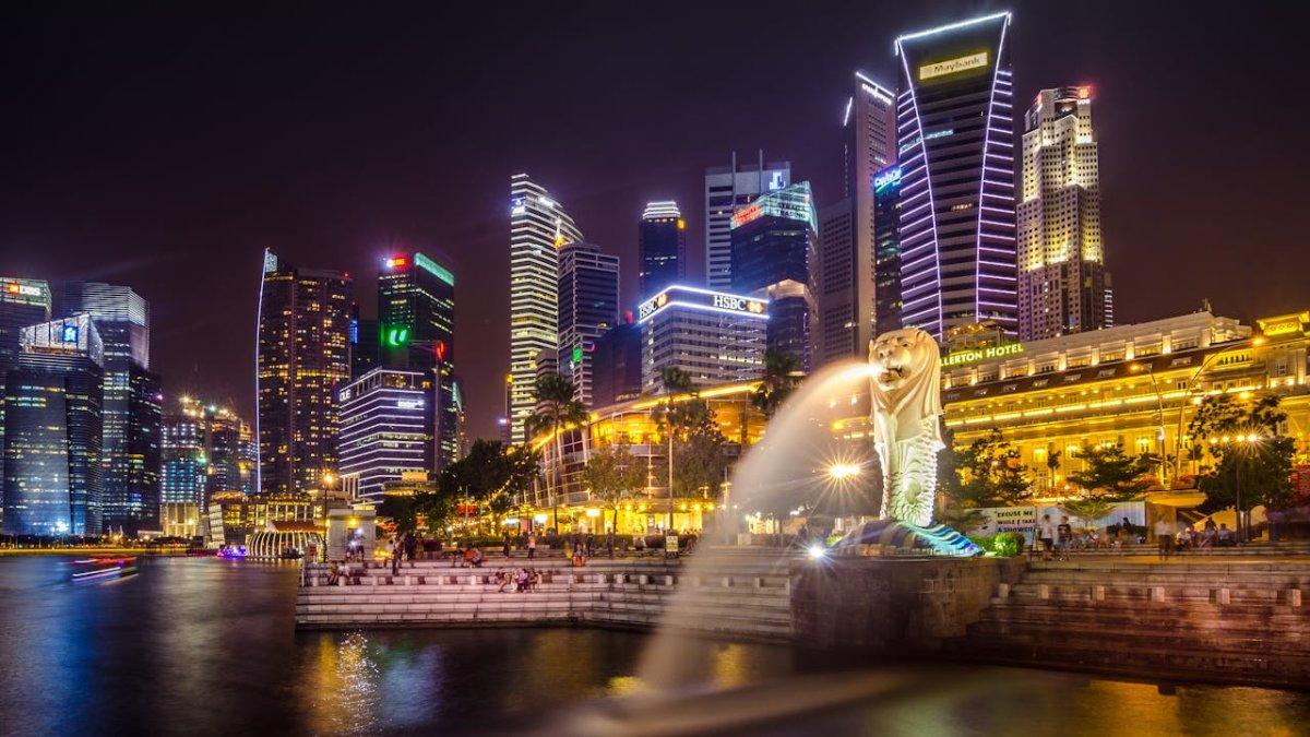 Suasana malam di Merlion Park. 