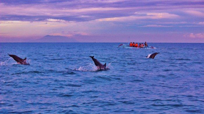Suasana menawan melihat lumba-lumba di Pantai Lovina Bali / Dolphin Sunrise Lovina.