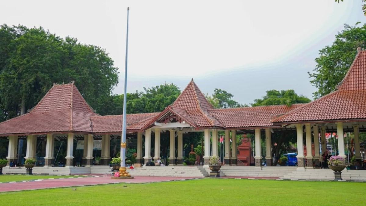 Suasana pendopo di Alun Alun Kabupaten Sidoarjo, Jawa Timur.