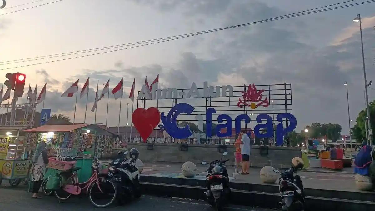 Suasana sore di Alun-Alun Cilacap, Cilacap, Jawa Tengah