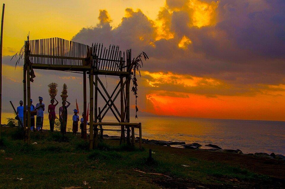 Suasana sunset di Pantai Keramas, Gianyar, Bali