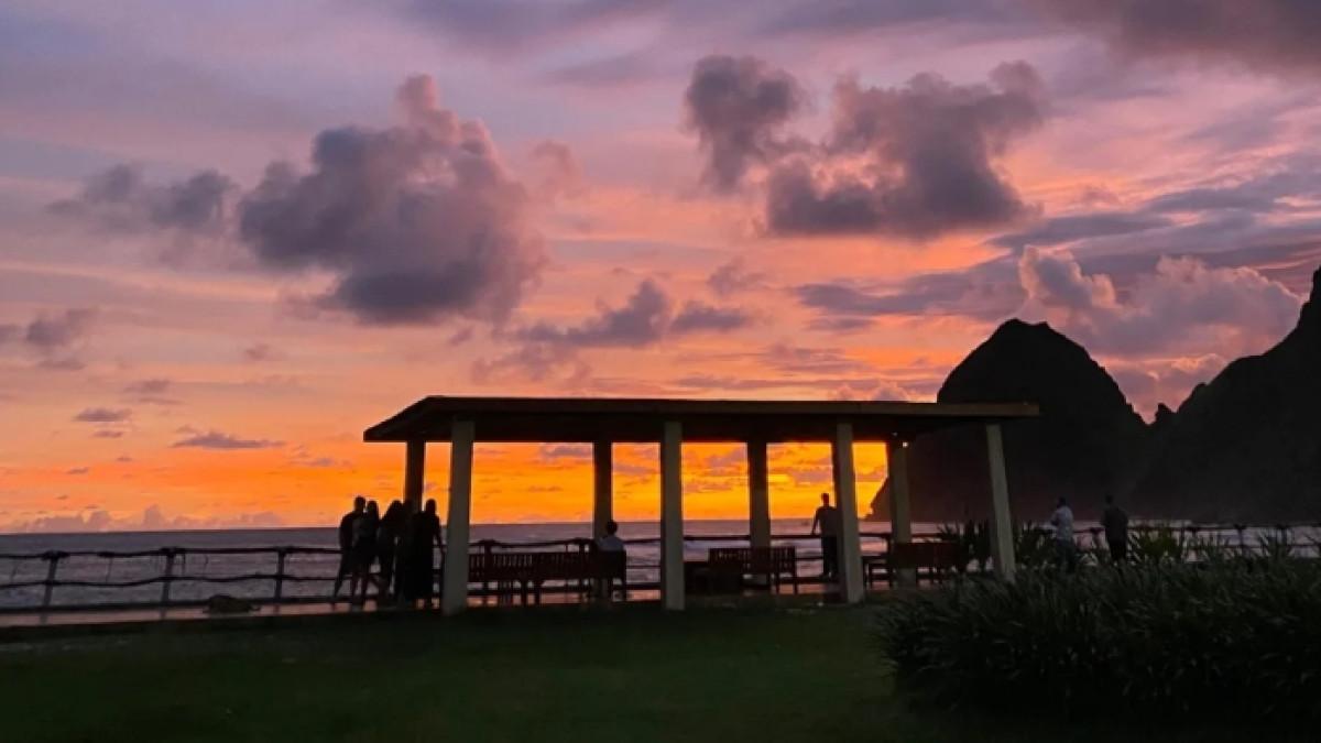 Suasana sunset di Pantai Tropical, tempat wisata alam populer di Sumbawa Barat, Nusa Tenggara Barat (NTB).