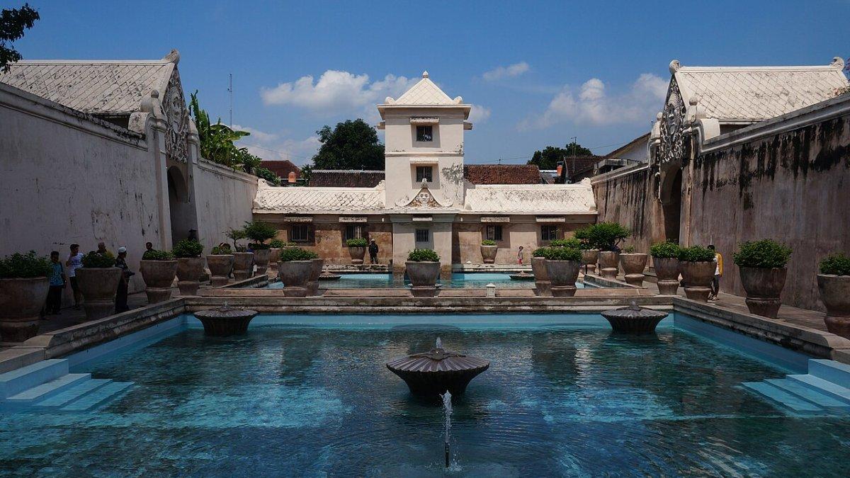TAMAN SARI JOGJA - Taman Sari, satu tempat wisata populer di Jogja.
