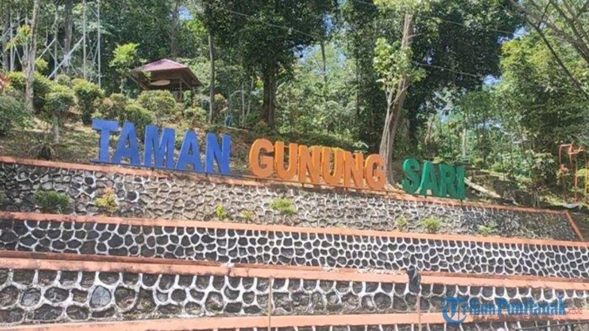 Taman Gunung Sari di Jalan Karya, Pasiran, Singkawang Barat, Kota Singkawang, Kalimantan Barat