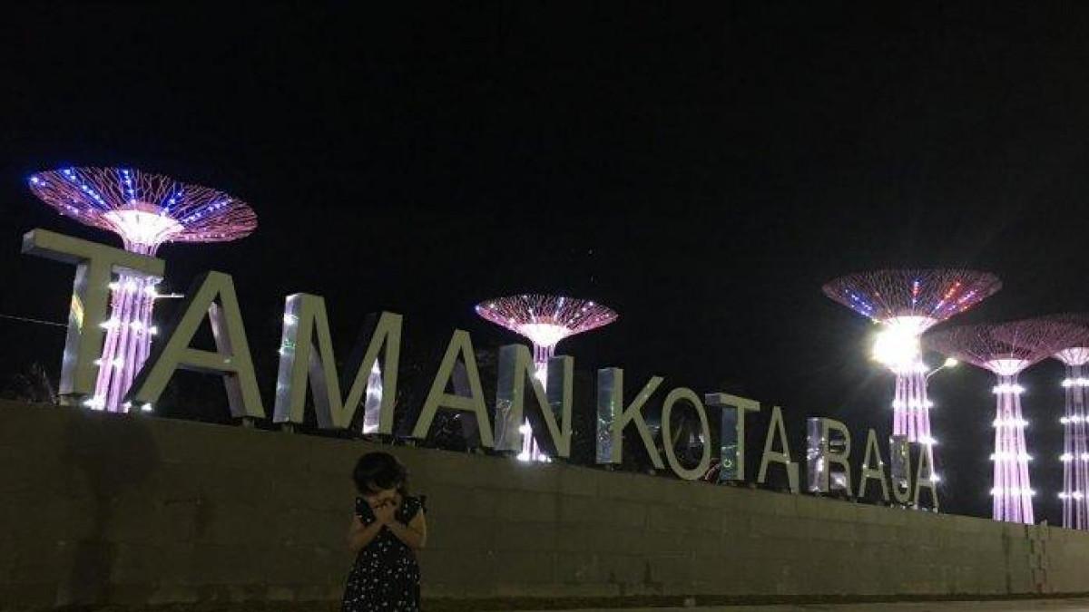 Di samping Jembatan Kukar tersebut terdapat sebuah Taman bernama Taman Kota Raja yang juga menjadi spot foto andalan masyarakat di Kutai Kartanegara, Kalimantan Timur.