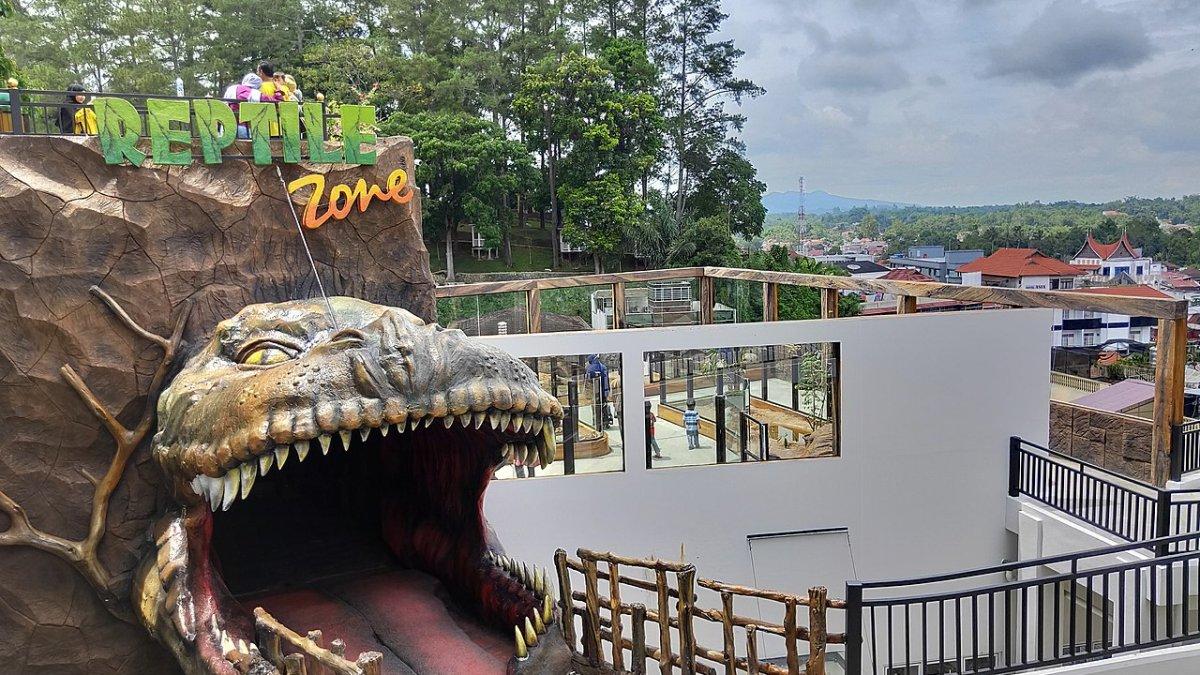 Taman Margasatwa dan Budaya Kinantan, satu tempat wisata di Bukittinggi, Sumatera Barat.
