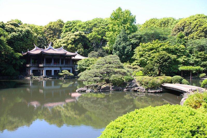 Taman Nasional Shinjuku Gyoen, satu taman terbaik di Tokyo Jepang.
