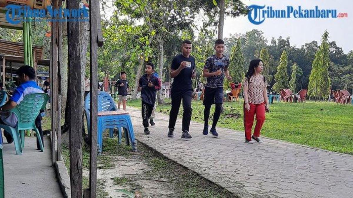 Sejumlah pengunjung tengah beraktivitas di Taman Olahraga Rumbai Pekanbaru, Selasa (26/8/2025).