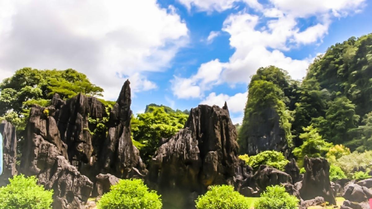 Taman Prasejarah Leang-leang di kawasan wisata Taman Nasional Bantimurung Bulusaraung, Kabupaten Maros, Sulawesi Selatan.