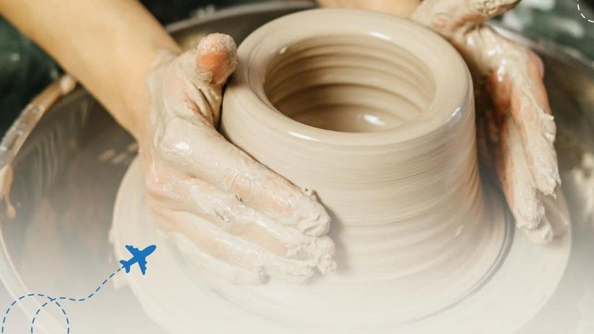 Tangan terampil membentuk gerabah di Potstory Studio Boyolali, melestarikan seni tradisional Nusantara dengan cara modern.