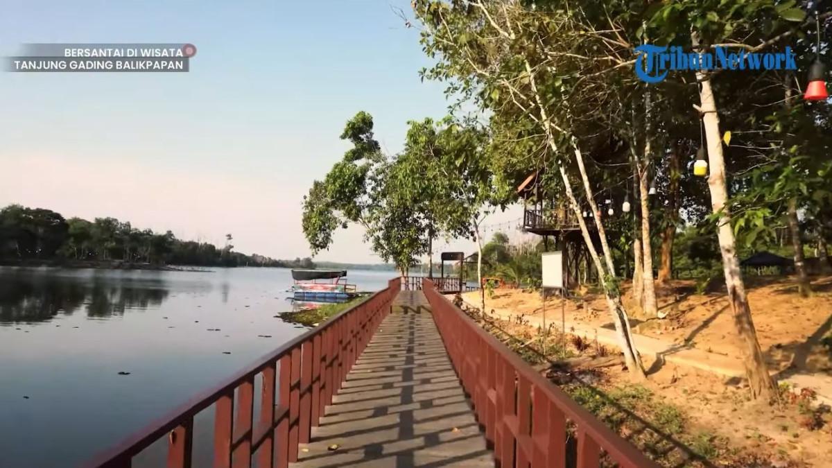 Wisata Tanjung Gading di Kecamatan Balikpapan Utara, Kota Balikpapan, Kalimantan Timur.