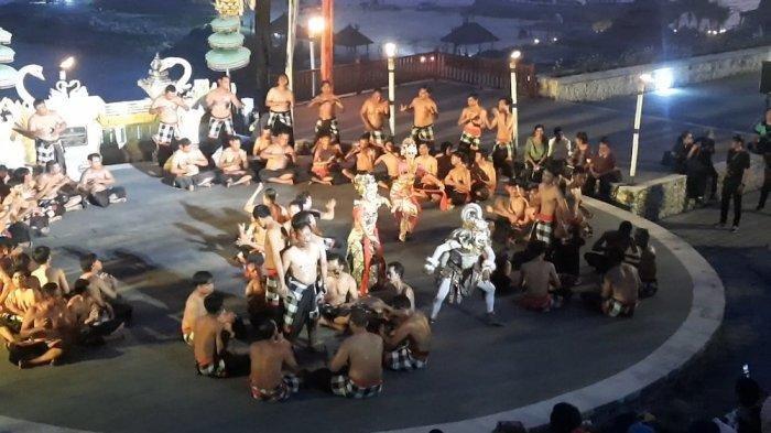 Tarian Kecak cerita tentang Hanoman dan Rama di Pantai Melasti, Panggung Budaya Praharsacitta di Desa Ungasan, Bali, Kamis (26/9/2024) malam.