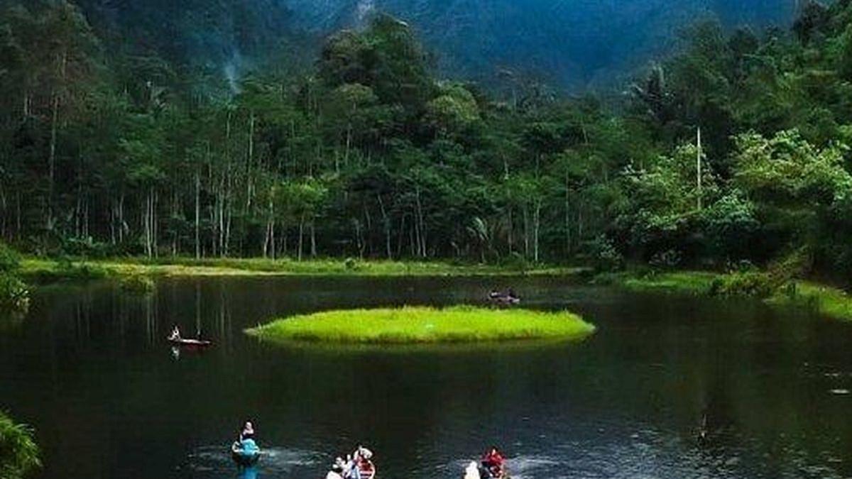 Wisata Telaga Kumpe di Banyumas, Jawa Tengah.