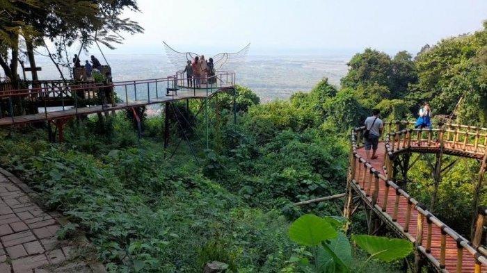 Tempat wisata Gunung Pinang di Kramatwatu, Kabupaten Serang, Banten kini mulai dipadati pengunjung, Kamis (30/1/2025)