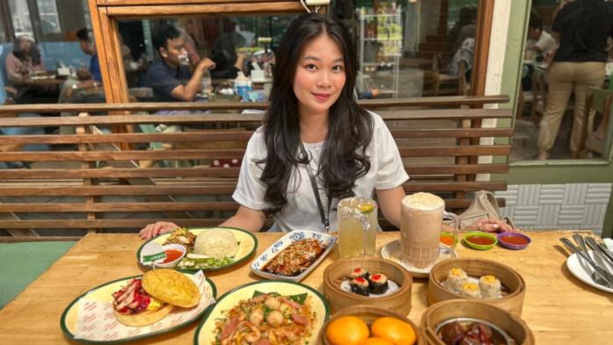 DINIKMATI WISATAWAN MANCANEGARA- The Hongkong Story menyajikan menu-menu makanan autentik yang terinspirasi dari Hongkong. Restoran yang ramai dikunjungi pada saat akhir pekan. Kebanyakan pengunjung berasal dari luar kota bahkan sampai dari luar negeri.