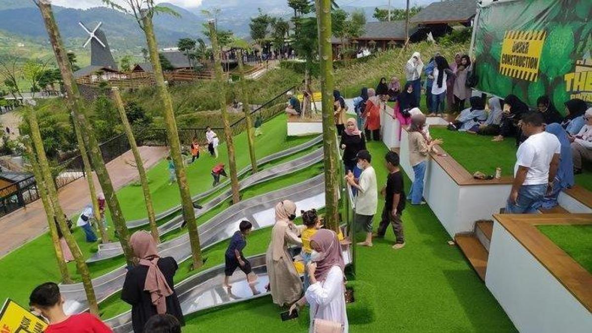 Pengunjung menikmati berbagai wahana di The Nice Funtastic Park & Mini Zoo di Kecamatan Sukaresmi, Kabupaten Cianjur, Jawa Barat