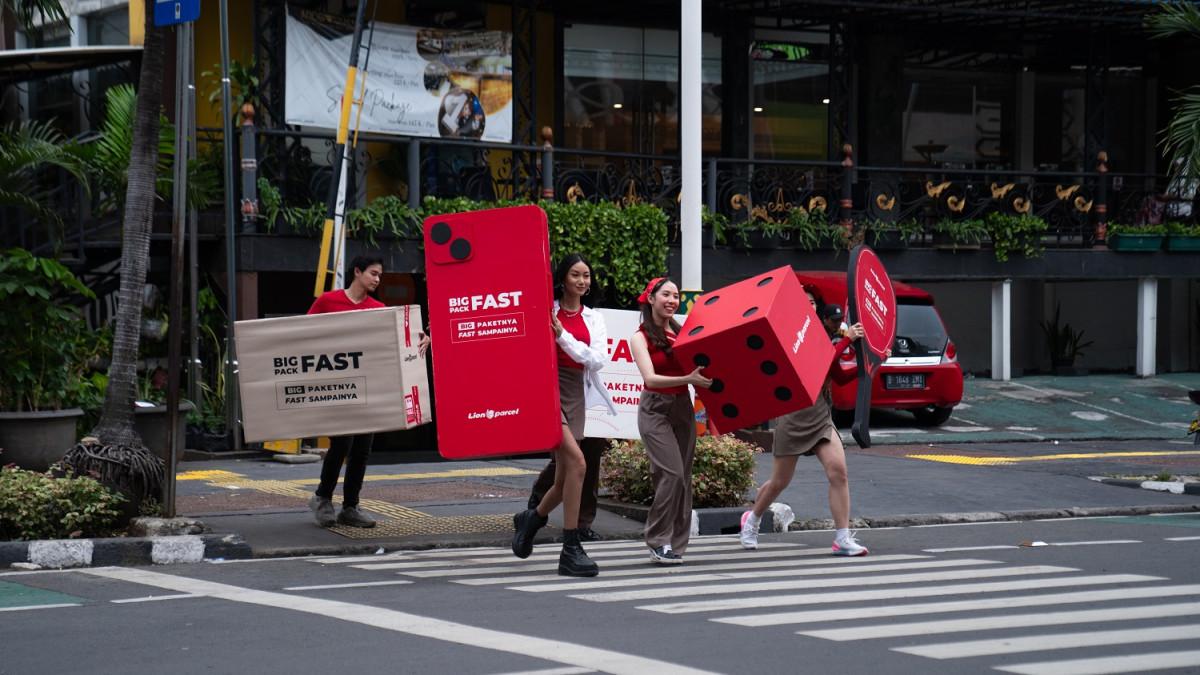 Tim Lion Parcel beraksi di jalanan kota dengan atribut BIGPACK FAST untuk mengenalkan layanan baru pengiriman barang berat lebih cepat.