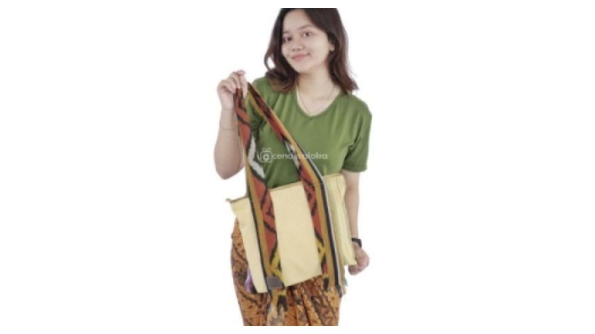 Tote Syal Vanili Kombinasi Lurik dari Lintang Nyuminar