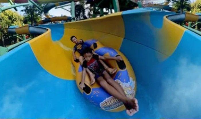WISATA BEKASI - Wisatawan tengah menjajal seluncuran di Transera Waterpark, Jumat (4/7/2025).