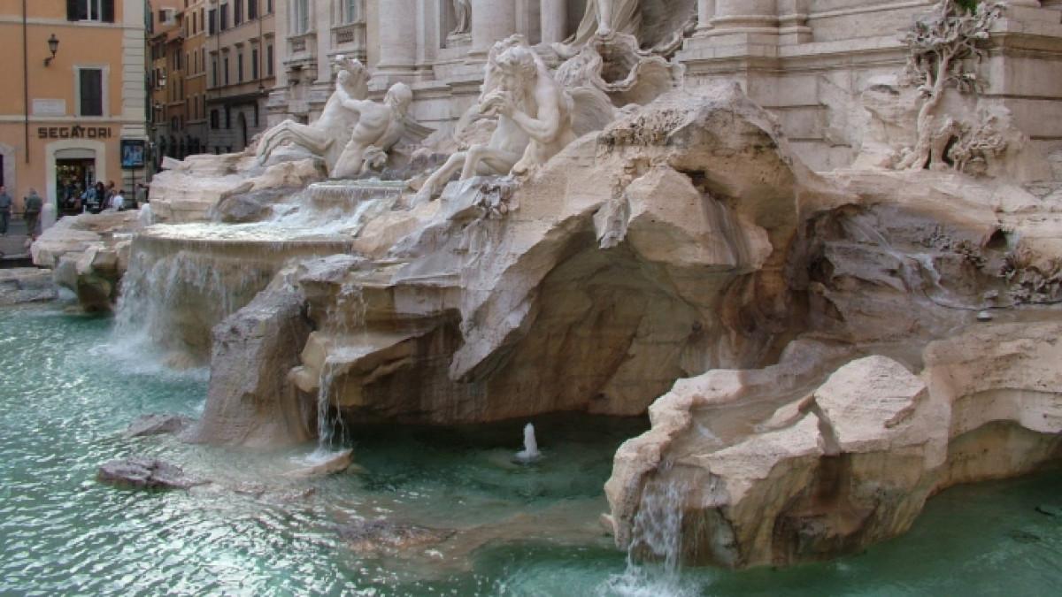 Trevi Fountain atau Air Mancur Trevi di Roma, Italia kerap digunakan untuk tradisi lempar koin ke kolam.