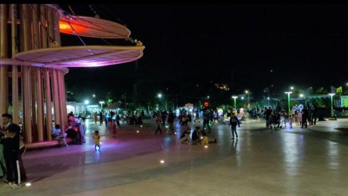 Suasana malam hari Tugu Daun Sirih Emas, Jalan Hang Tuah, Tanjungpinang Kota, Tanjung Pinang, Riau