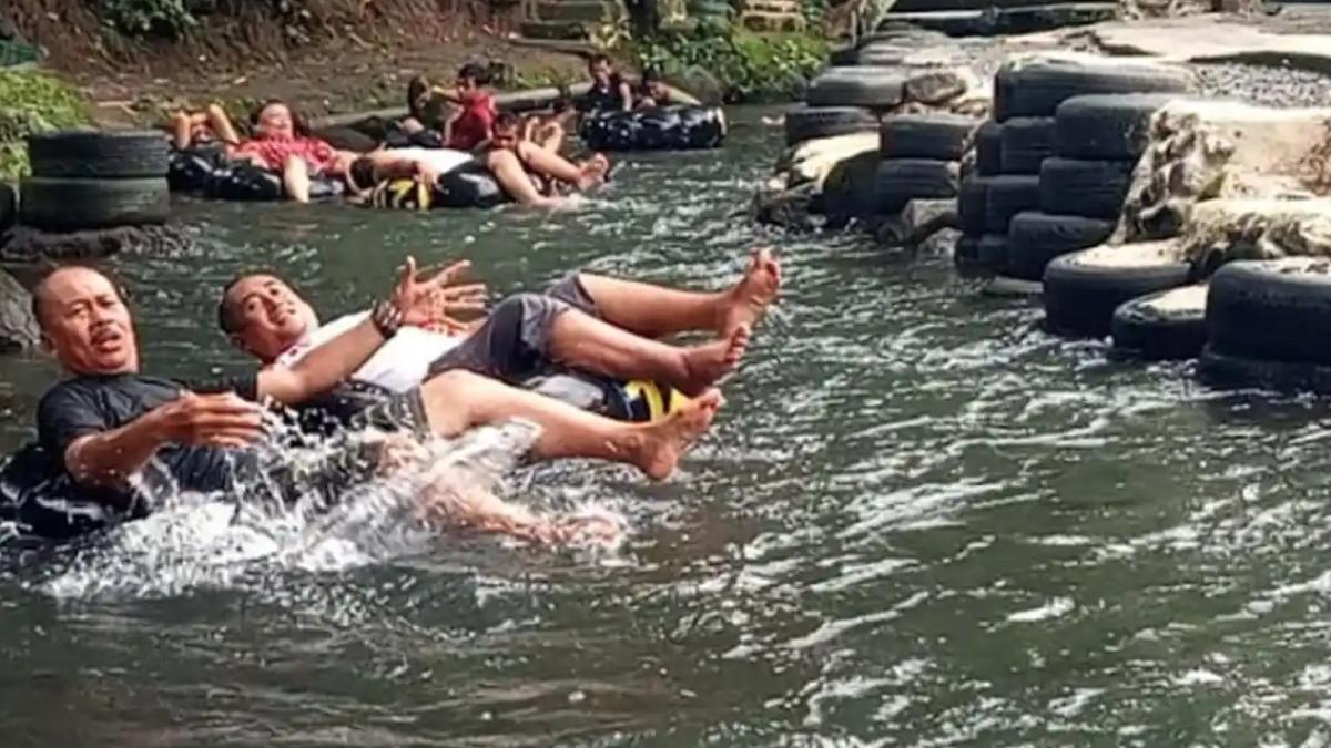 TUBING - Wisatawan semringah menyusuri aliran sungai. Wisata tubing di aliran sungai jadi andalan wana wisata Tumpak Selo di Desa Petahunan, Kecamatan Sumbersuko, Kabupaten Lumajang, Jawa Timur.