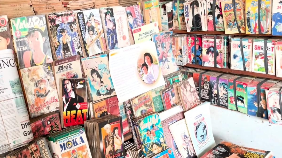 Tumpukan buku bekas di Padang Teater masih menjadi buruan pencinta literasi.