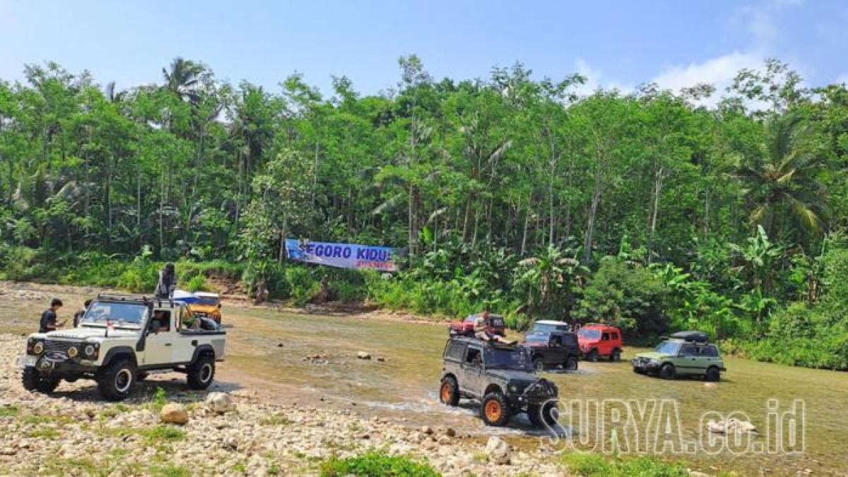 TUR JEEP - Open trip jelajah pantai dengan mobil jeep segera hadir di Bantur, Malang, Jawa Timur. Kegiatan ini diharapkan mampu mendogkrak wisatawan ke Kabupaten Malang.