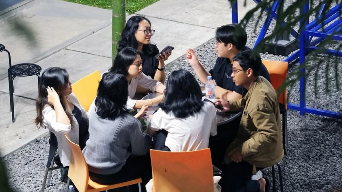 VRTX Compund Space - Tempat yang menawarkan berbagai kafe yang cocok bagi pengunjung untuk nongkrong santai.