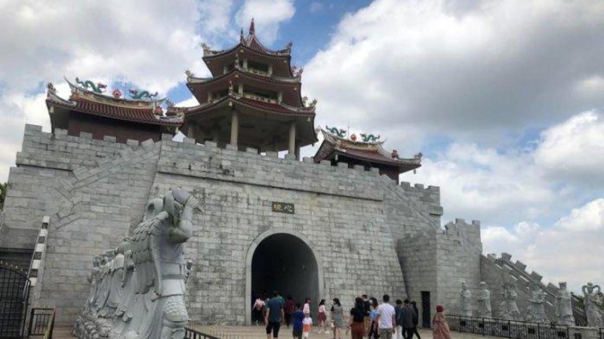 Tampak depan Vihara Ksitigarbha Bodhisatvva yang berada di Jalan Asia Afrika, Batu IX, Kecamatan Tanjungpinang Timur, Kota Tanjungpinang, Provinsi Kepulauan Riau.