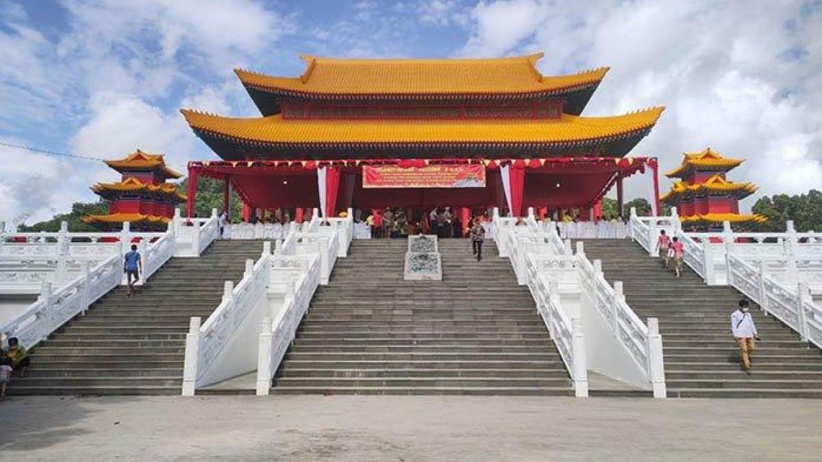 Vihara Tri Dharma Sui Kheu Thai Pak Kung tampak megah berdiri di Sangau Kulor, Kota Singkawang, Kalimantan Barat.