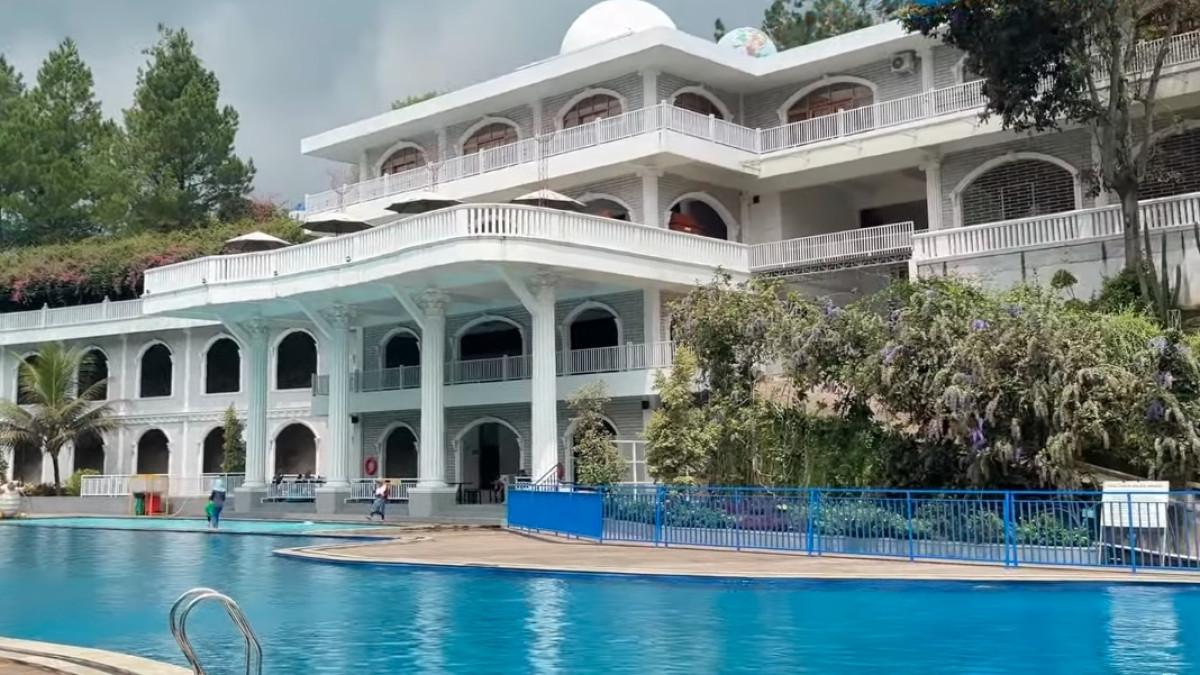 Villa bergaya Santorini di Cigwa Wisata menjadi spot foto favorit keluarga