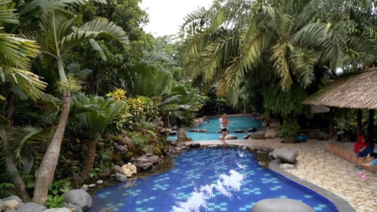 WATU GUNUNG. Kolam Renang konsep alami, air gunung, dilengkapi dengan gasebo, joglo, cafetaria, ada danau untuk bermain perahu di Watu Gunung, Ungaran.