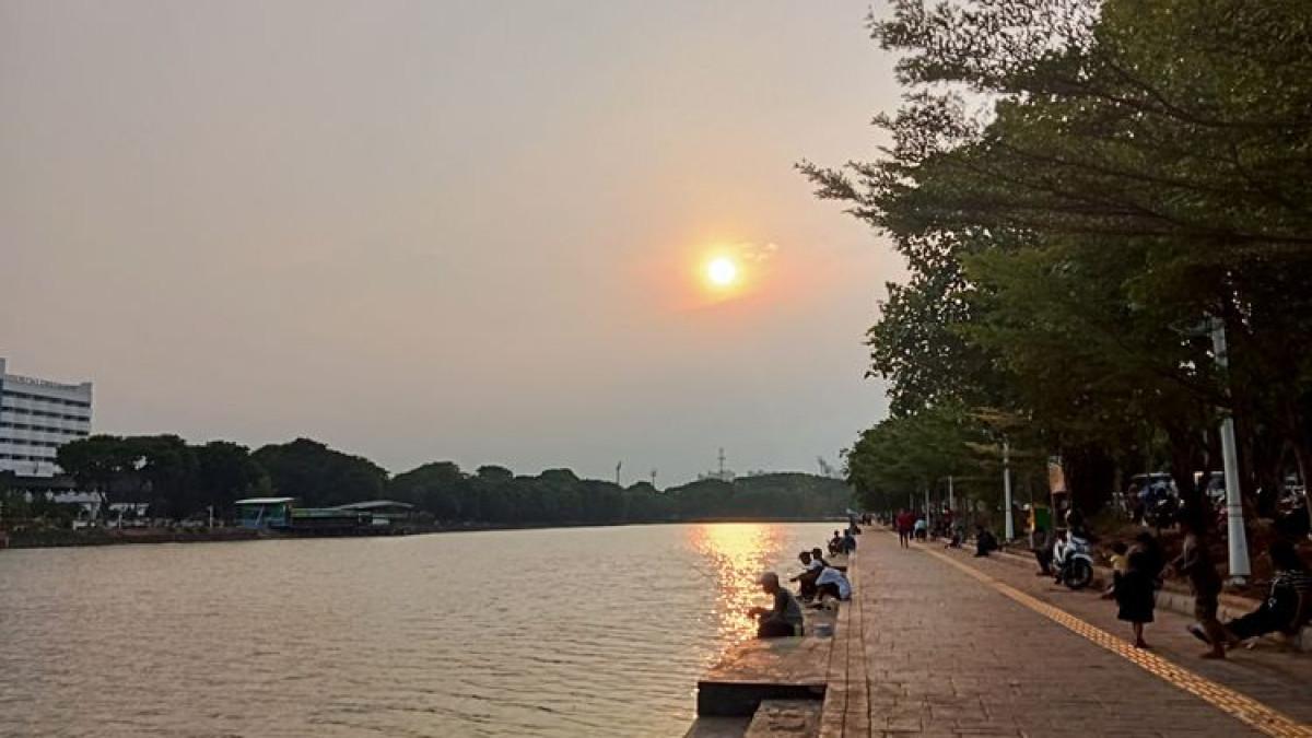 Waduk Sunter Utara, satu tempat wisata dekat Pelabuhan Tanjung Priok Jakarta Utara.