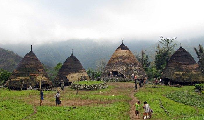 WISATA MANGGARAI - Potret keindahan Mbaru Niang yang merupakan rumah adat berbentuk kerucut di Desa Adat Waerebo, Manggarati, NTT, Senin (11/8/2025).