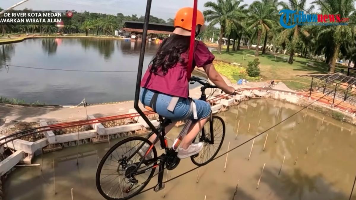 Wahana Sepeda Gantung di The River Deli Serdang