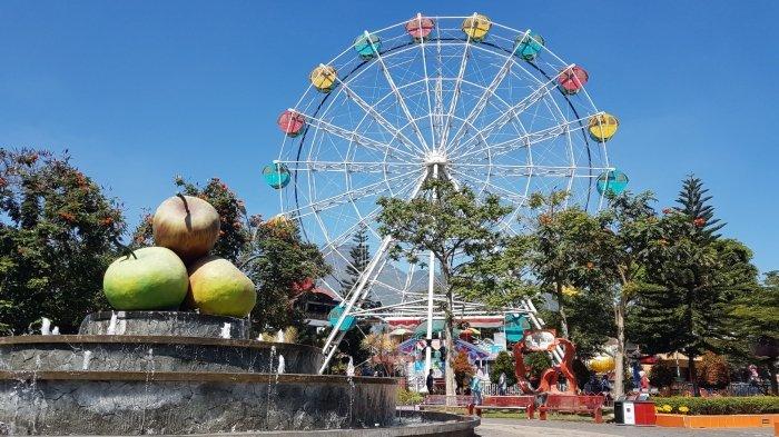 Wahana bianglala yang ada di Alun-alun Kota Batu, Jawa Timur.