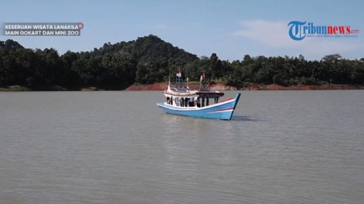 Wahana naik perahu di Lanakila Lake, tempat wisata di Kabupaten Pringsewu, Lampung.