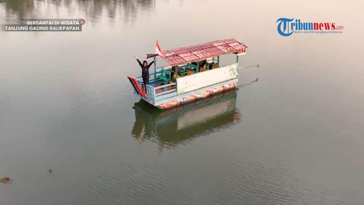 Wahana naik perahu di Tanjung Gading Balikpapan, Kalimantan Timur.