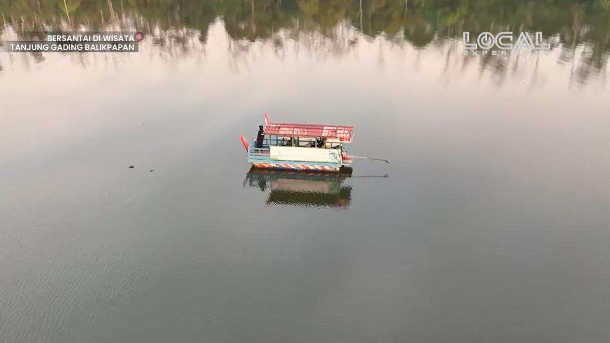 Wahana naik perahu di Tanjung Gading Balikpapan, Kalimantan Timur.