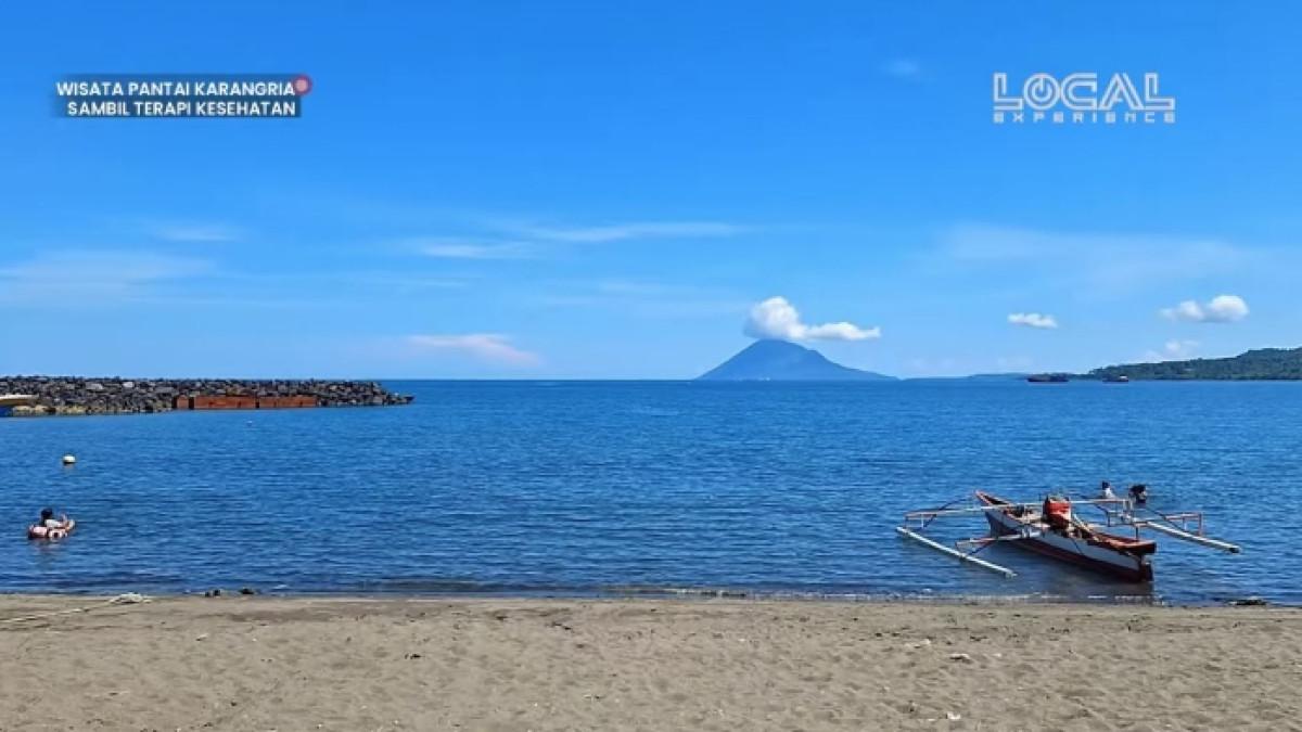 Wahana perahu di Pantai Karangria Manado, Sulawesi Utara untuk liburan akhir tahun.