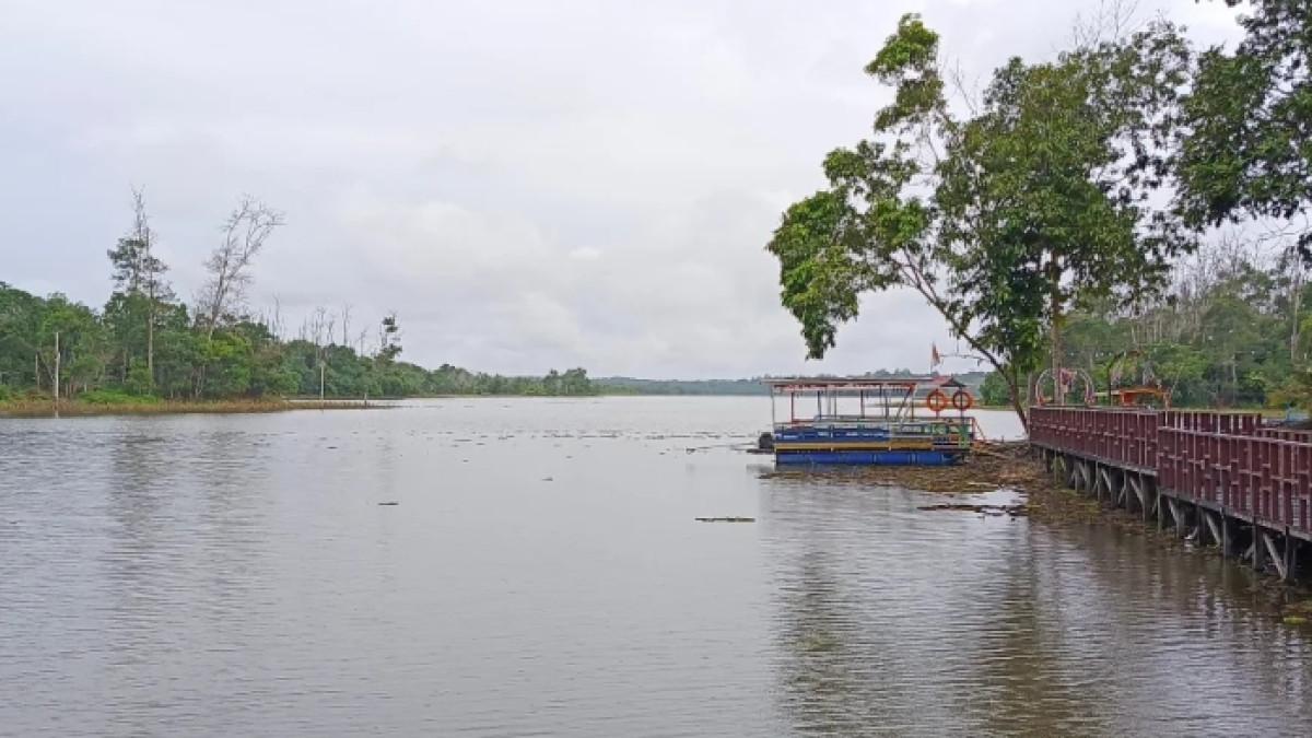 Wahana perahu di Tanjung Gading Balikpapan, Kalimantan Timur.