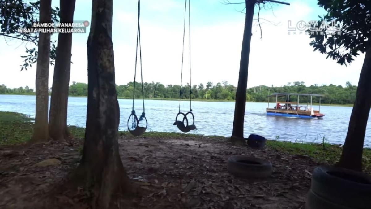 Wahana perahu di Wisata Bamboe Wanadesa, destinasi di Balikpapan, Kalimantan Timur.