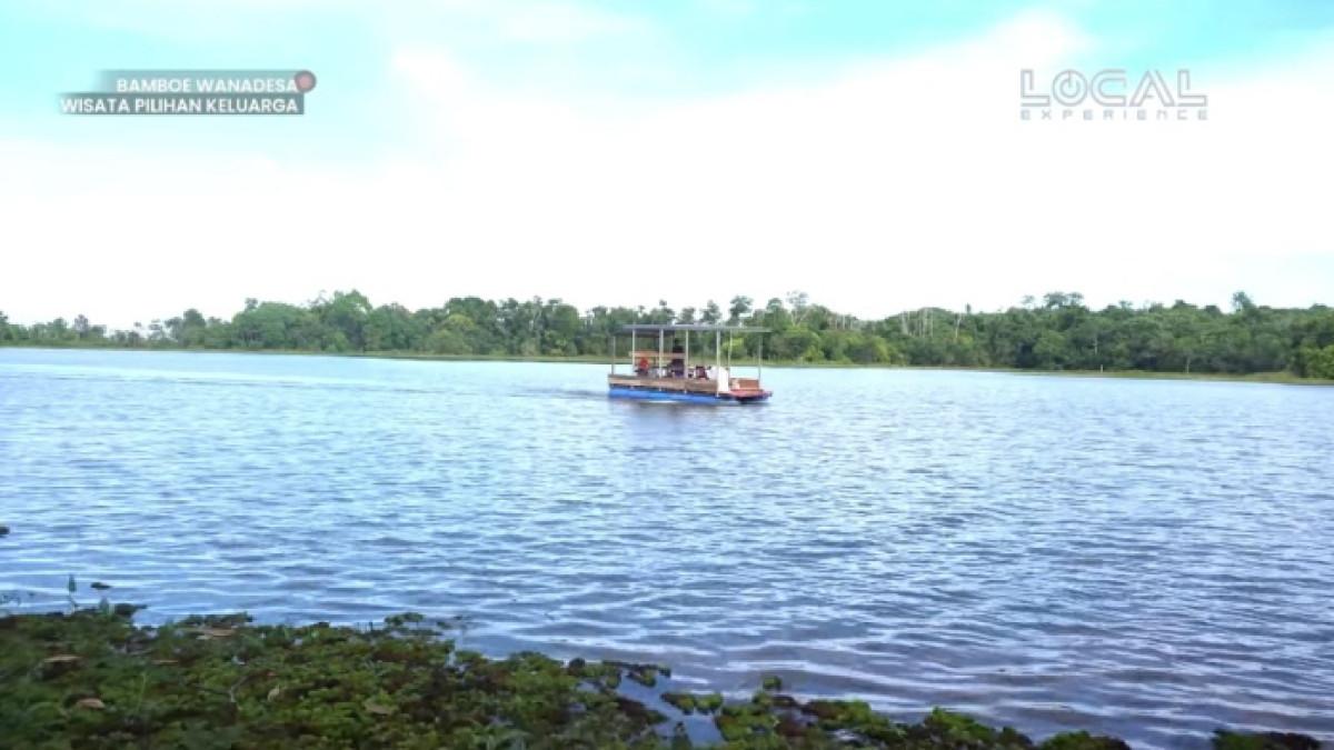 Wahana perahu di Wisata Bamboe Wanadesa, destinasi di Balikpapan, Kalimantan Timur.