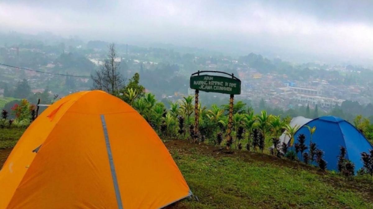 Wana Wisata Pasir Angin atau Pasir Angin Campsite, tempat camping favorit di Bogor, Jawa Barat.