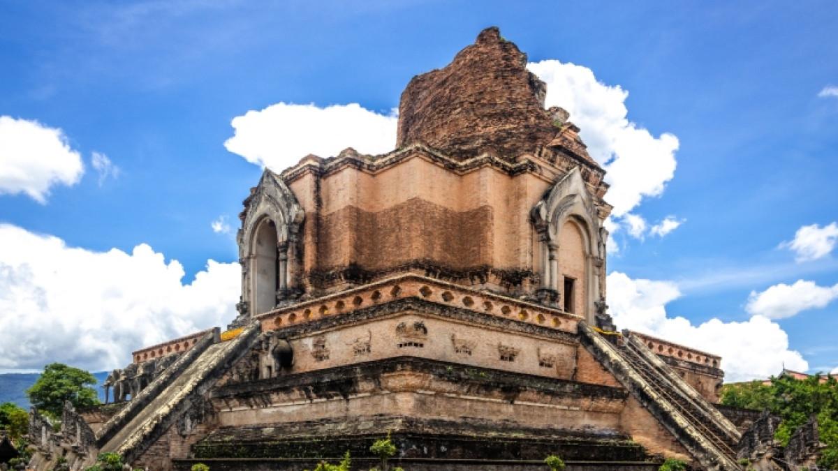 Wat Chedi Luang, wisata kuil di Chiang Mai, Thailand.